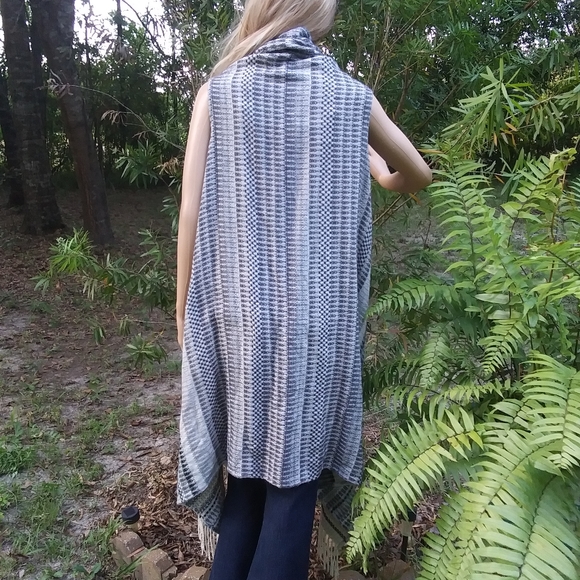 "Mudd" black&white sleeveless poncho sweater - Picture 5 of 6